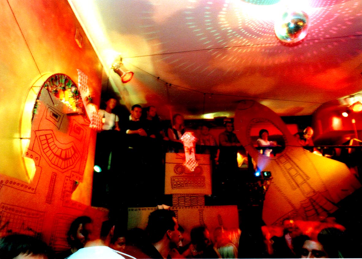 Impreza "Atak Robotów" w klubie Orgazna 2002. 
